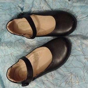 Like new girls maryjane style shoes by Dream Pairs